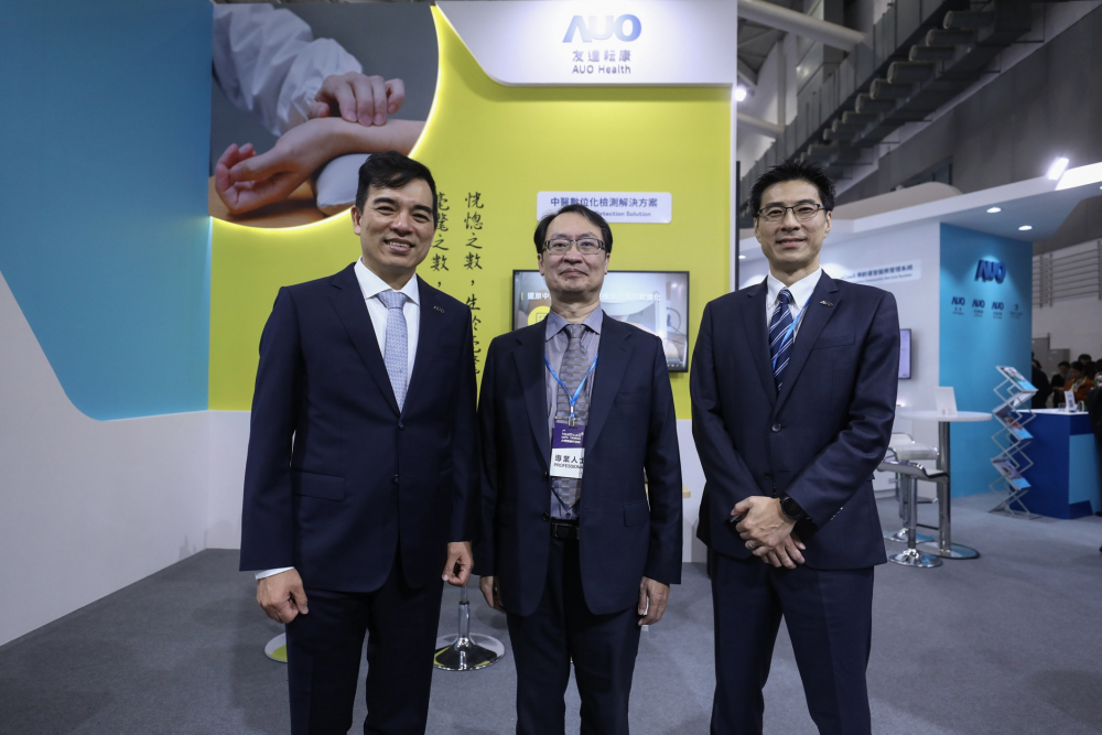 首次於醫療科技展亮相的利博耘康，捐贈數位化檢測設備與研究經費，協助衛福部國家中醫藥研究所打造中醫大數據資料庫。圖由左至右為利博光電執行長暨總經理柯富仁、衛福部國家中醫藥研究所所長蘇奕彰、利博光電智慧醫療事業群總經理廖世宏